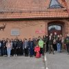 Uczestnicy konkursu - grupa młodzieży wraz z nauczycielami oraz pracownikami parków stoją przed siedzibą Welskiego Parku Krajobrazowego.