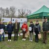 Dwie dziewczynki oraz chłopiec, wraz z nauczycielem odbierają nagrody na udział w konkursie. Obok stoją dwaj mężczyźni - dyrektorzy Mazurskiego oraz Welskiego Parku Krajobrazowego oraz kobieta - dyrektor Departamentu Ochrony Środowiska.