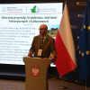 Prelegent przedstawia prezentację na temat ochrony przyrody i krajobrazu podczas konferencji „50 lat parków krajobrazowych w Polsce”.
